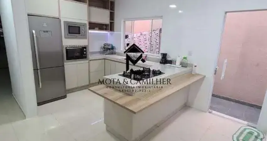 Casa térrea com piscina disponível para locação e venda em rua pública.