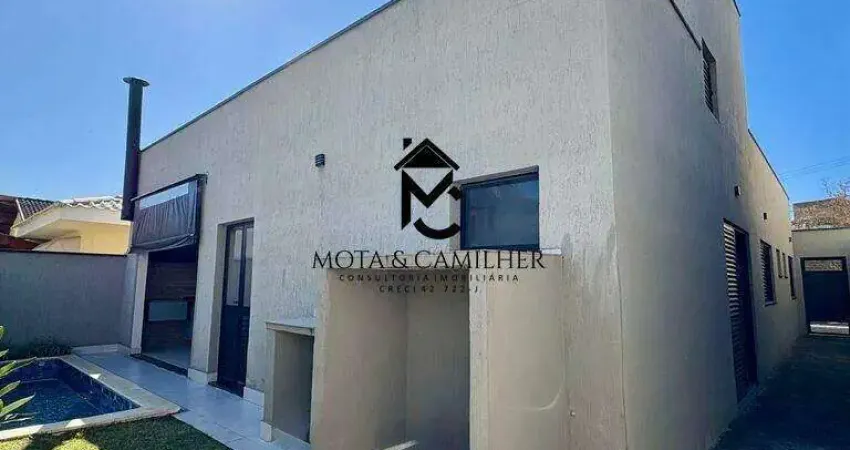 Casa térrea com piscina disponível para venda em condomínio.