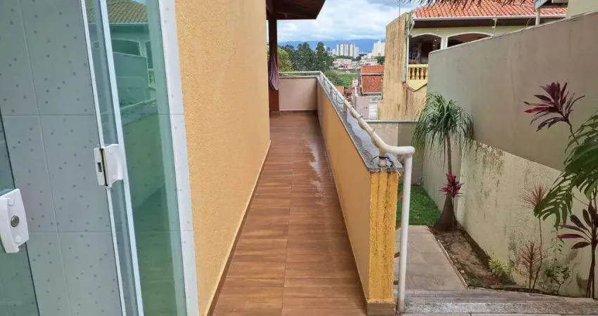 Casa sobrado em via pública com 3 dormitórios, sendo 1 suíte.