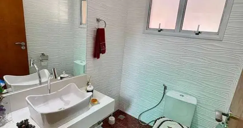 Casa com varanda gourmet e piscina à vneda em condomínio fechado