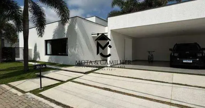 Casa com piscina e área gourmet à venda em condomínio de alto padrão.