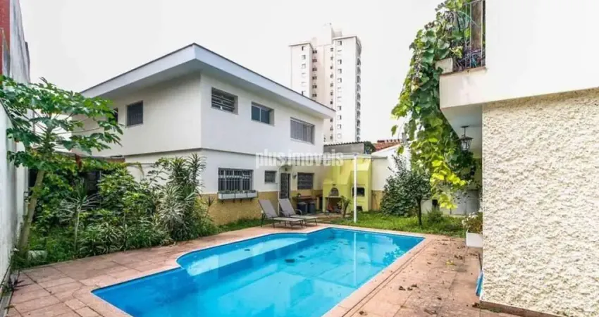 SOBRADO MUITO BEM CONSERVADO, EXCELENTE LOCALIZAÇÃO, PRÓXIMO DE BANCOS, ES a vários supermercados