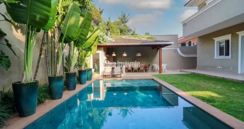 Próximo a praça vinícius de moraes 700,0 m² terreno  721,0 m² área construída 4 suítes , 8 vagas