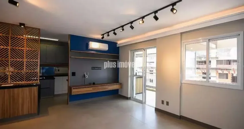 Móvel amplo à venda com 2 quartos, sendo 2 suítes, e 3 banheiros