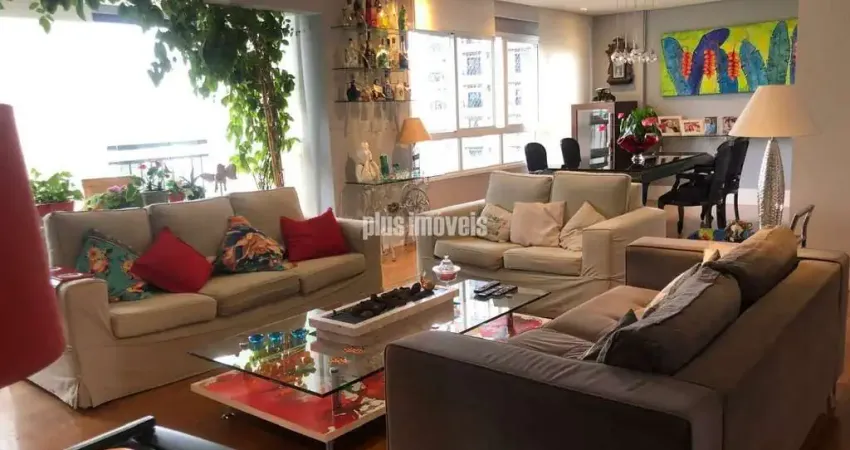 Imóvel amplo à venda com 3 quartos, sendo 3 suítes, e 4 banheiros no total