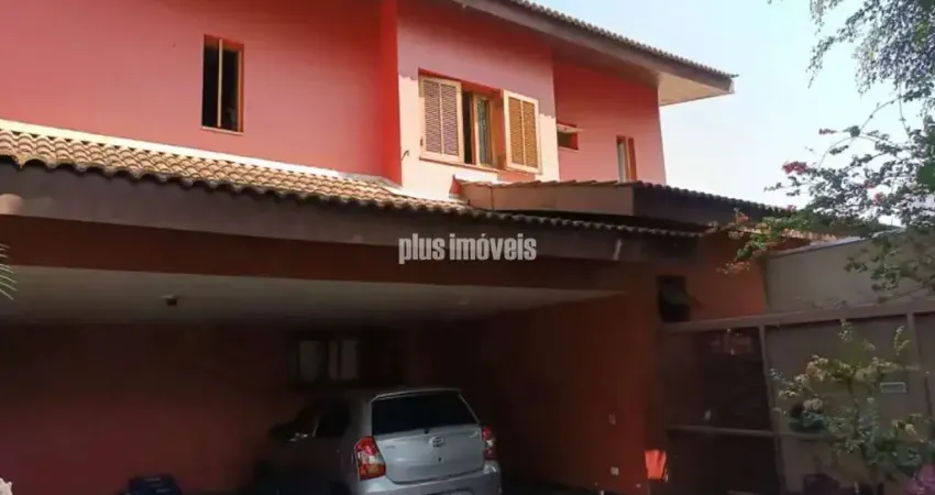 Sobrado à venda na região do butantã com 600 metros do metrô butantã, o imóvel está localizado numa