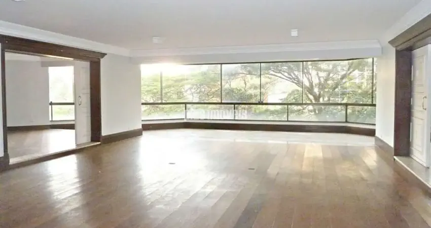 Próximo a escola graduada, 487,0m², 4 suítes e 5 vagas de garagem.