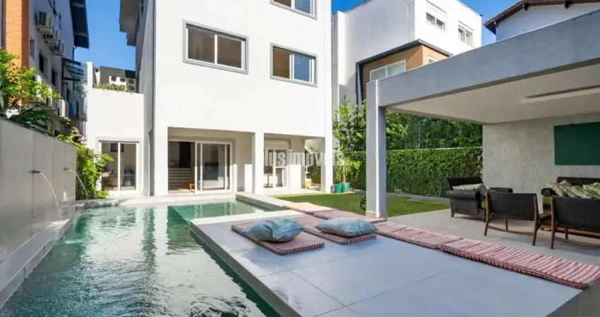 Próximo ao colégio santo américo!   casa com 450,m2 6 quartos, sendo 5 suítes.