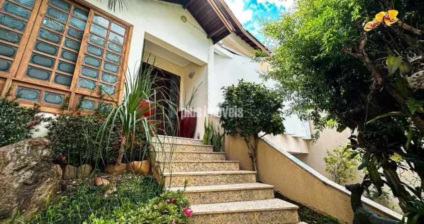 Casa com 338m², 4 suítes, área Gourmet com churrasqueira e piscina, no City América em SP