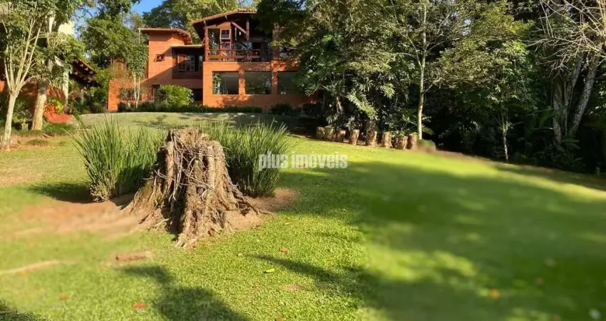 Casa em condominio fechado em Cotia, com 5 dormitorios