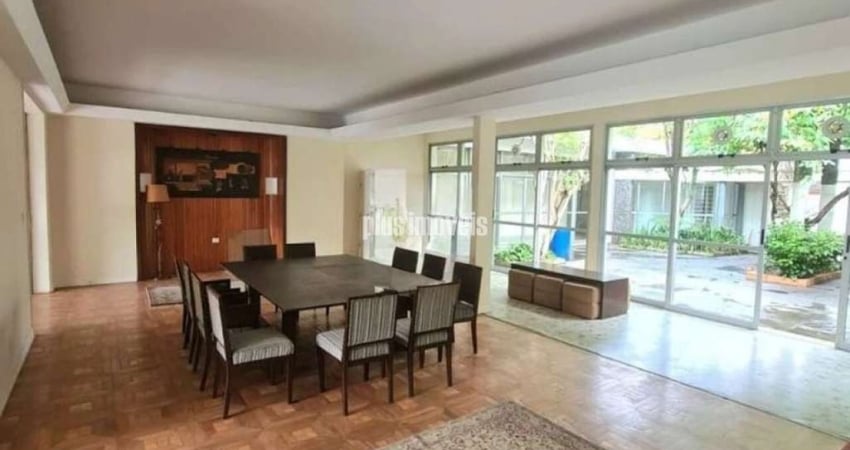 Casa Alto Padrão à Venda em Moema - 750 m² de Área Útil