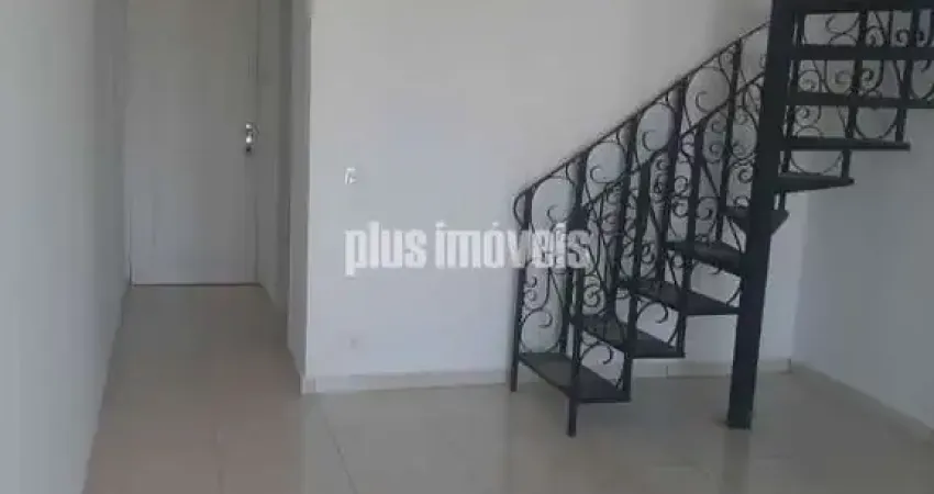 Cobertura localizada rua com acesso a corredor de onibus e comercio