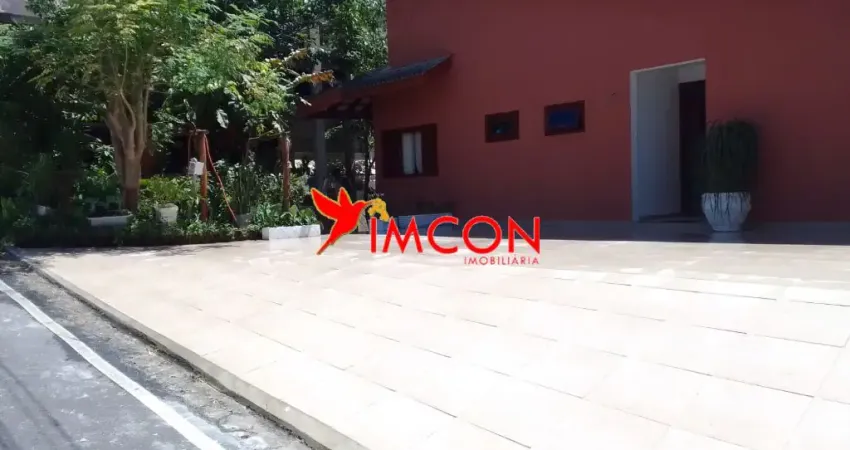 Belíssima  Casa de 330m2 –em Arujá – Condomínio de Alto Padrão com 03 suítes