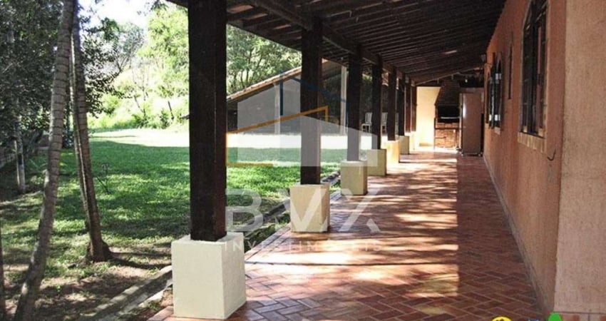 Aluguel de Chácara de Luxo em Sorocaba-SP  3 casas, sendo 7 quartos, 2 suítes, 3 salas, 7 banheiros, 3 vagas de garagem  970m² de área