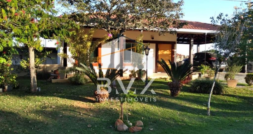 Casa assobradada, 3 suites com armários modulados e box em vidro temperado, 1 suite com closet e 2 suítes com varanda pra piscina, todos dormitórios