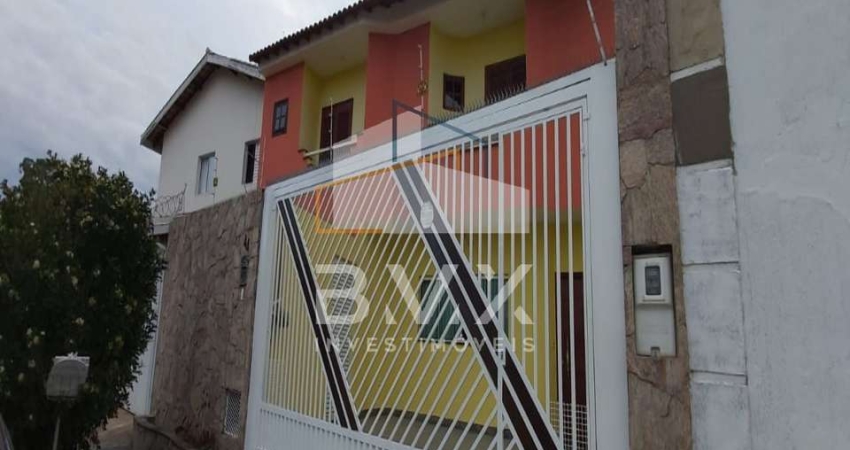 Casa sobrado, 130m2 de área construída, 132m2 de terreno. 3 dormitórios, sendo 1 suíte, 2 sacadas com porta balcão, + um banheiro social e um lavabo. Todos os dormitórios, com pintura em cores nobres,