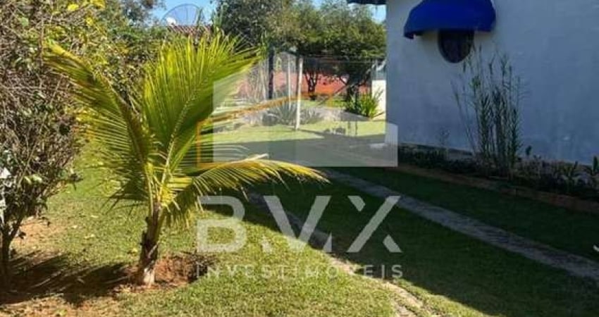 Chácara à venda em Araçoiaba da Serra-SP, bairro Campo do Meio: 2 quartos, sala, banheiro, 6 vagas garagem e 180m² de área.Quarto e banho nos fundos