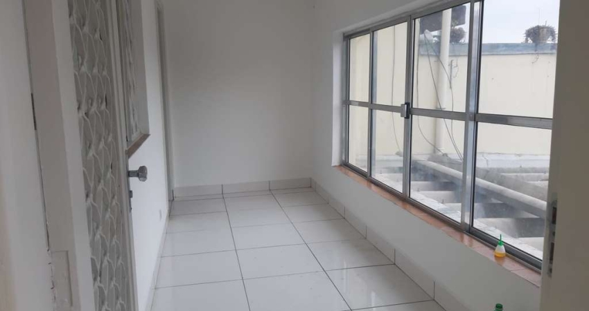 Casa locação com 180m², perfeita para fins residenciais ou comerciais. Com 3 quartos, sendo 1 suíte e 2 vagas