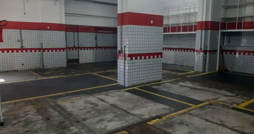 Galpão comercial com aproximadamente 180m2 de área, localizado em um maravilhoso ponto comercial. Com um aluguel de apenas R$7.000,00 e IPTU de R$437,51 por mês, esse galpão é o local ideal para o suc