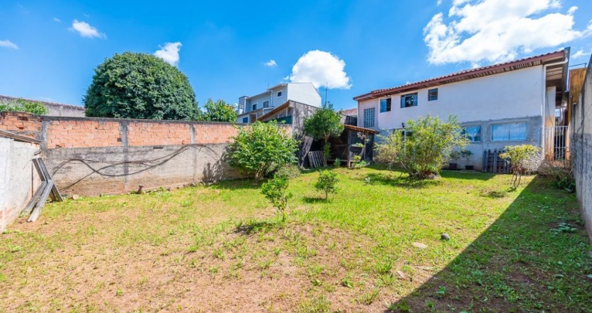 Linda casa térrea com amplo quintal em Colombo