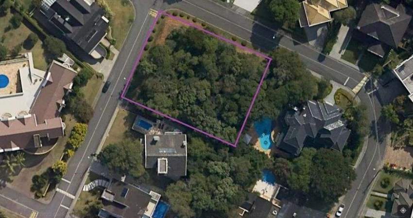 Casa de condomínio para venda possui 1356 metros quadrados dentro do Parque Tingui - Curitiba - PR