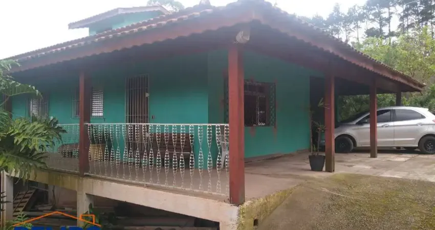 Chácara com campo de futebol e mina de água em Terra Preta.