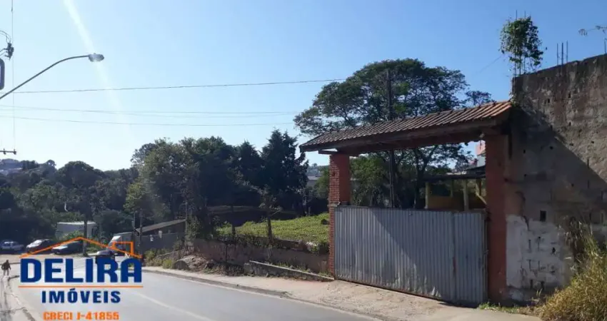 Terreno com duas casas espaçosas em ótima localização.