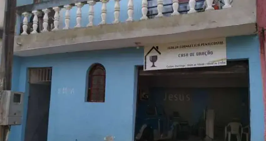 Casa com salão comercial e terreno nos fundos, acesso por duas ruas.
