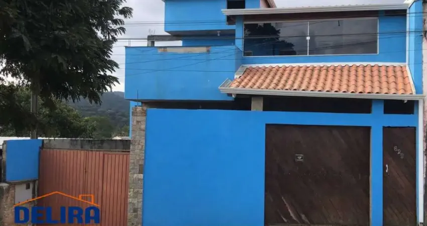 Casa de 4 andares em boa localização, para moradia ou renda mensal.