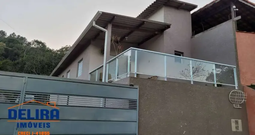 Casa à venda em área verde com 489m² de área total.