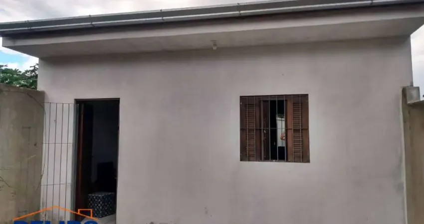 2 casas à venda em Terra Preta cada uma para um lado da rua.