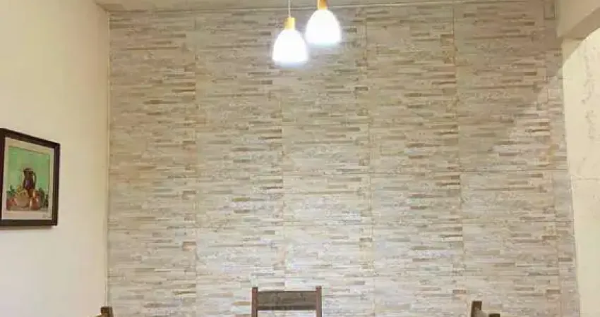 Encantadora Casa Térrea com 2 Dormitórios: Aconchego em Cada Cômodo