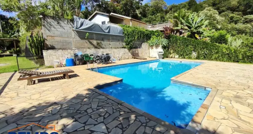 Encantadora Chácara de 3.400 m²: Refúgio de Tranquilidade com Conforto