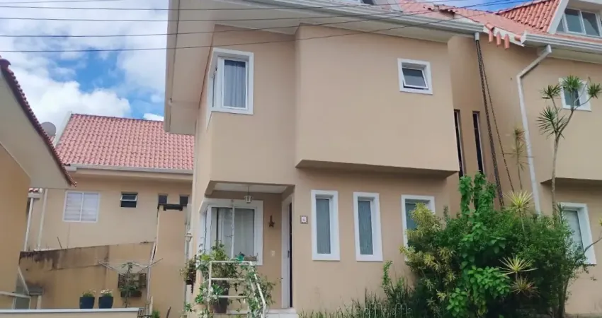 Ótimo sobrado em condomínio fechado com armários planejados na cozinha e quartos.