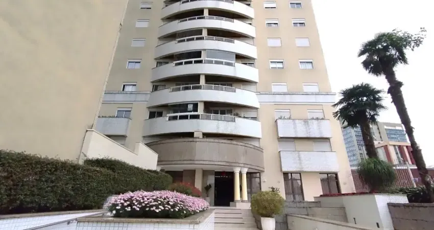 Lindo apartamento com armários embutidos em todos os cômodos e localização privilegiada.