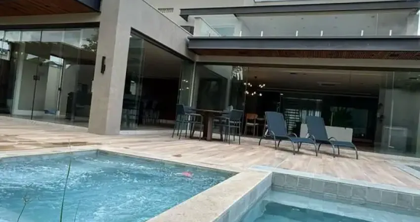 Casa de luxo localizada em um dos melhores condomínios de alto padrão da região