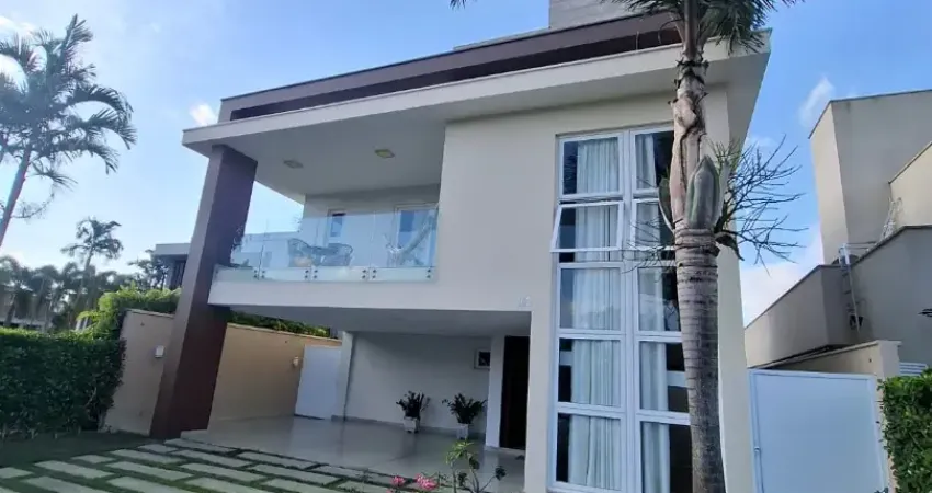 Casa de alto padrão no condomínio bangalay com 4 suítes, espaço gourmet e energia solar