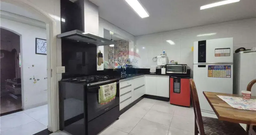 Sobrado 180 m² à venda com suíte master, área gourmet 2 vagas.