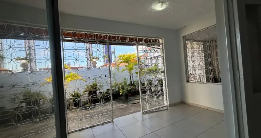 Venha morar! casa no coração do bairro dos estados, com um flat anexo.