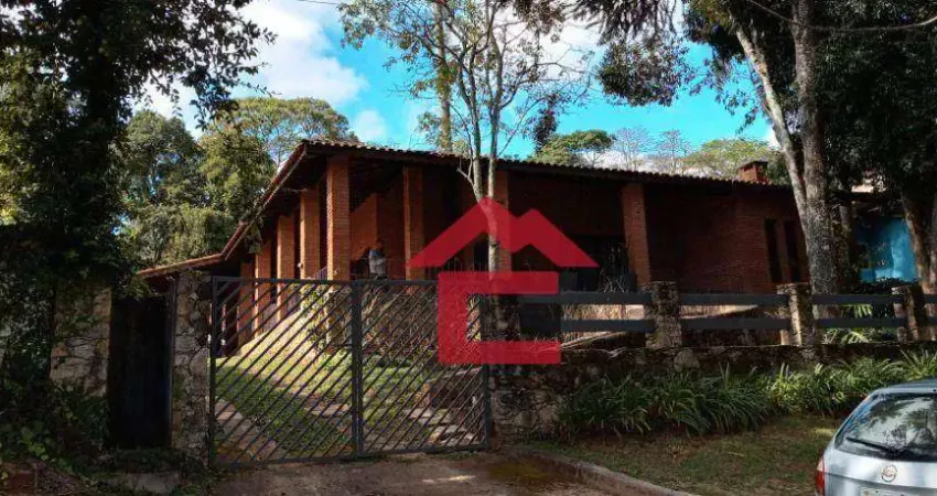 Ibiúna- chácara dentro de condomínio com 4 dormitórios , ao lado da rodovia e apenas 60 km de sp- portaria 24 horas e forte apelo a ecologia.