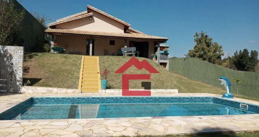 Ibiúna, 2 dormitórios dentro de condomínio com área verde e muito bom gosto.