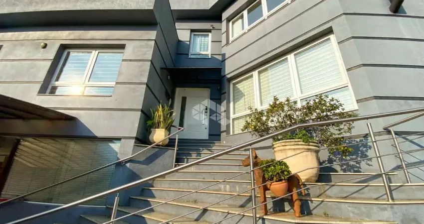 Casa de 536,20 m² com 6 Suítes, Garagem para 5 Carros e Piscina