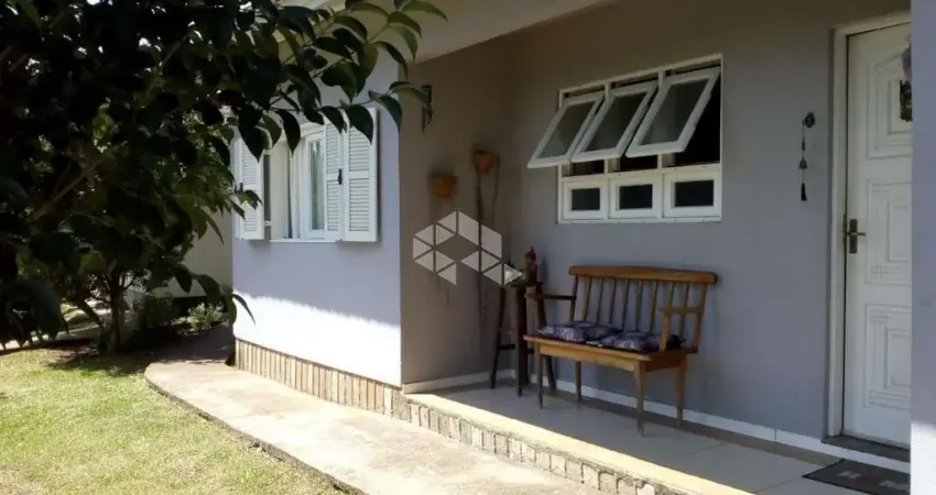 Duas casas, uma alvenaria e outra madeira, de frente para rua.