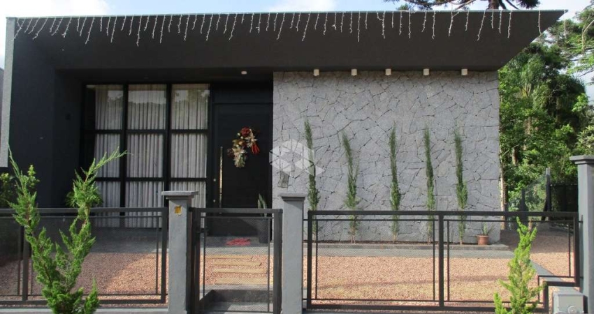 Casa estilo contemporâneo  no bairro Linha Imperial.