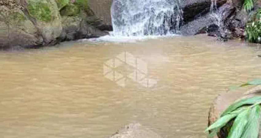 Área de terras com 5,7 hectares com cachoeiras na serra gaúcha.