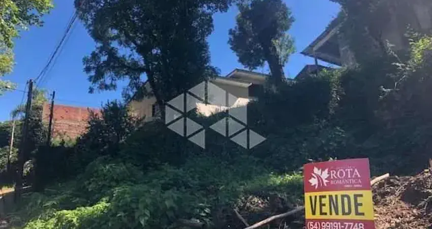 Terreno localizado em rua tranquila no centro da cidade .