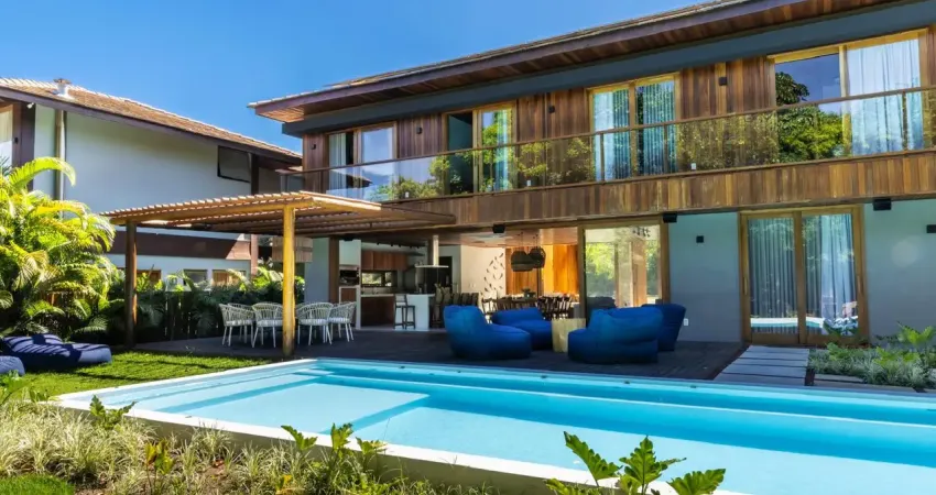 Casa 8 suítes r$6.990.000,00.praia do forte.exclusividade e sustentabilidade.  luxuosa residência na praia do forte em condomínio pé na areia, integrada à mata atlântica.