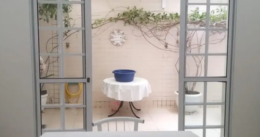 Casa sobrado, 3 dormitórios, 1 suíte,161 m², quintal espaçoso no Gonzaga!