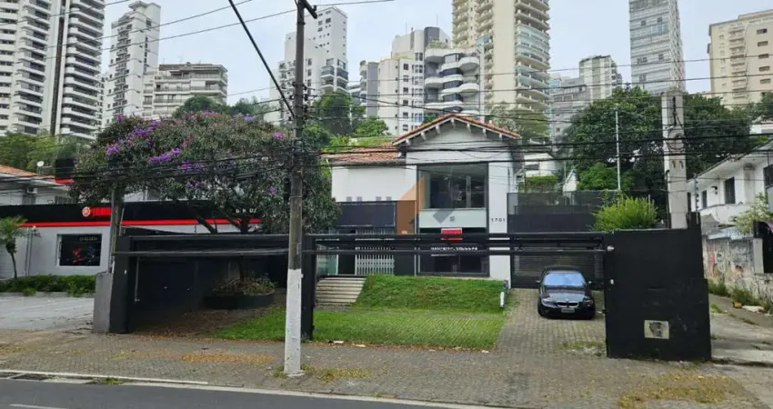 Casa comercial na Av. Pacaembu com 657 m² de área total para locação