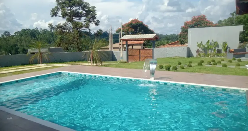 Casa com 3 dormitórios, suíte, bar molhado e terreno plano de 1.000m² em condomínio tranquilo